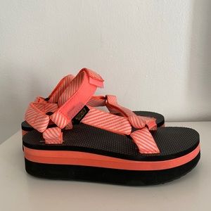 TEVA platform sandals US 7